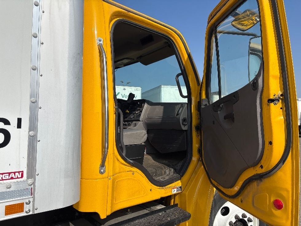 Medium Duty Box Truck-Light and Medium Duty Trucks-Freightliner-2019-M2-Fresno-CA-297,520\n\t\tmiles-$ 24,250 - Image 20