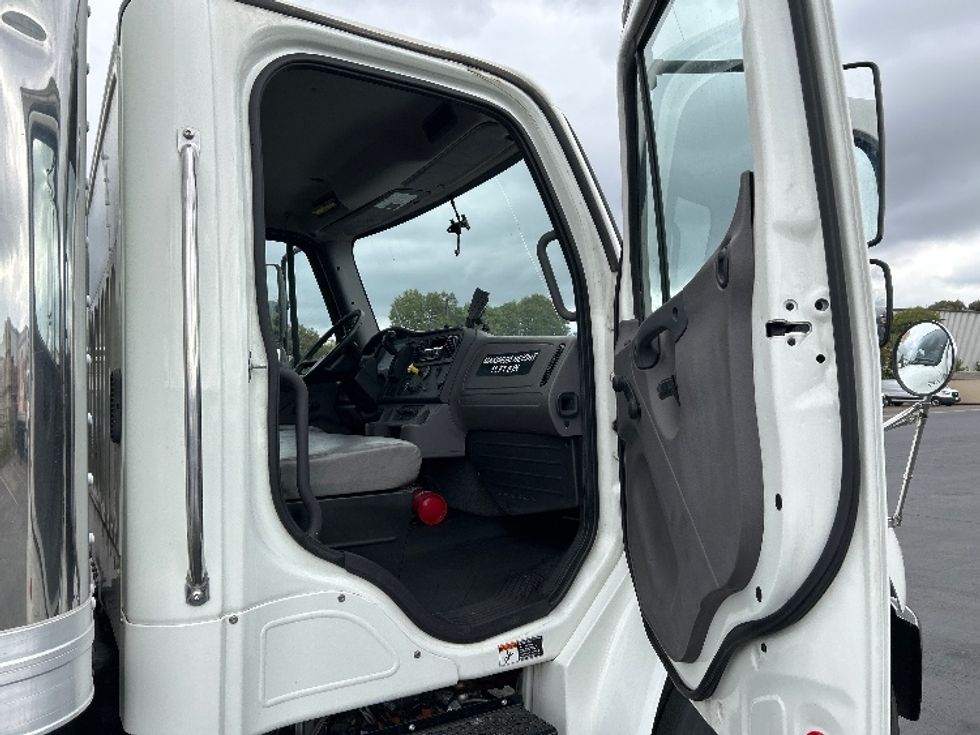 Medium Duty Box Truck-Light and Medium Duty Trucks-Freightliner-2019-M2-Gilroy-CA-144,603\n\t\tmiles-$ 38,000 - Image 20