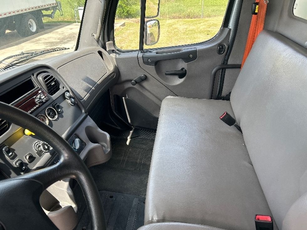 Medium Duty Box Truck-Light and Medium Duty Trucks-Freightliner-2019-M2-Houston-TX-177,728\n\t\tmiles-$ 55,250 - Image 19