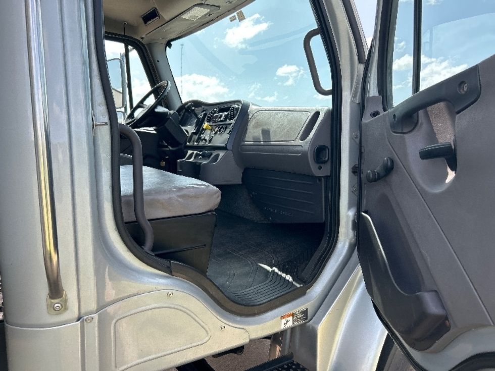 Medium Duty Box Truck-Light and Medium Duty Trucks-Freightliner-2019-M2-Houston-TX-177,728\n\t\tmiles-$ 55,250 - Image 20