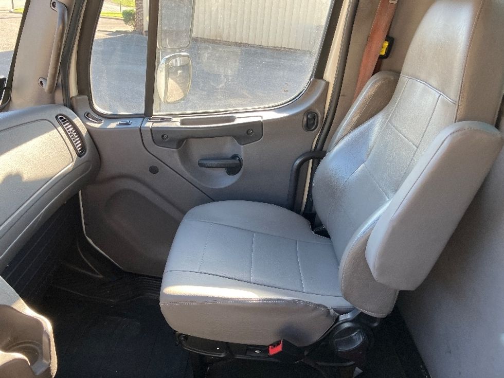 Medium Duty Box Truck-Light and Medium Duty Trucks-Freightliner-2019-M2-Hueytown-AL-140,316\n\t\tmiles-$ 53,000 - Image 19