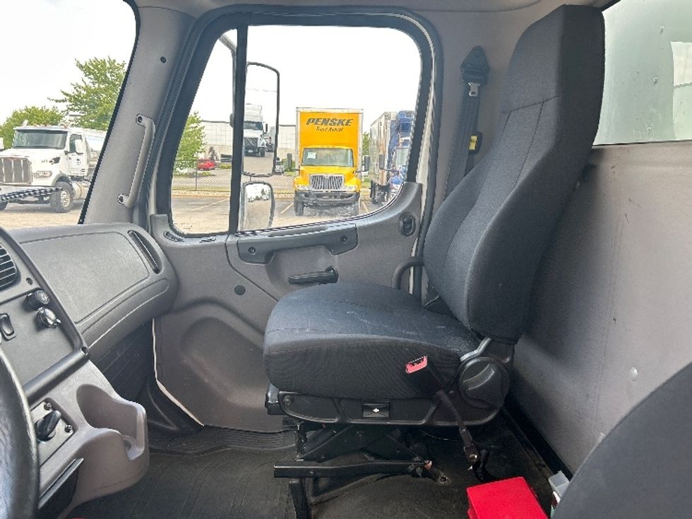 Medium Duty Box Truck-Light and Medium Duty Trucks-Freightliner-2019-M2-Kentwood-MI-118,042\n\t\tmiles-$ 57,750 - Image 19