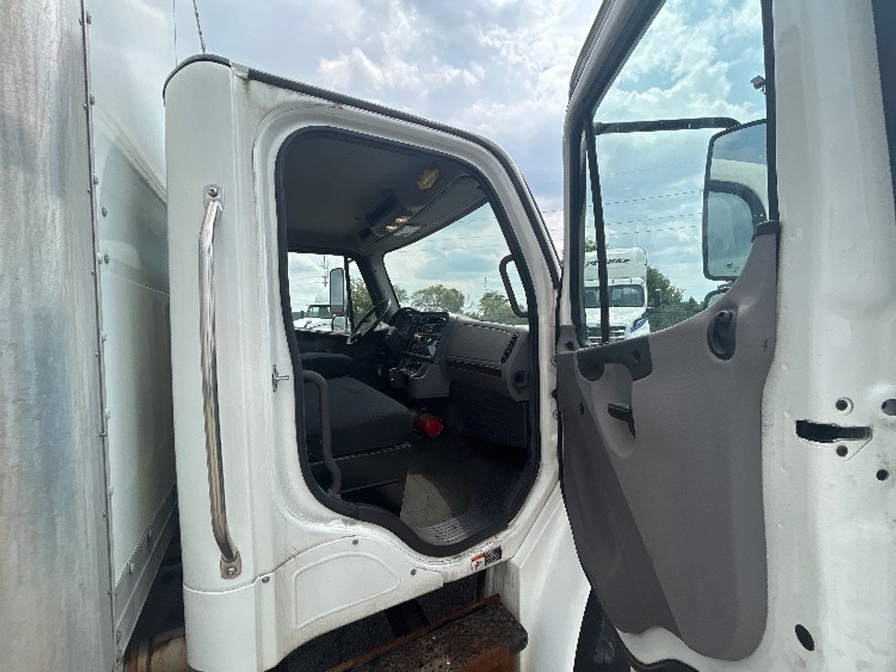 Medium Duty Box Truck-Light and Medium Duty Trucks-Freightliner-2019-M2-Kentwood-MI-96,637\n\t\tmiles-$ 59,250 - Image 19