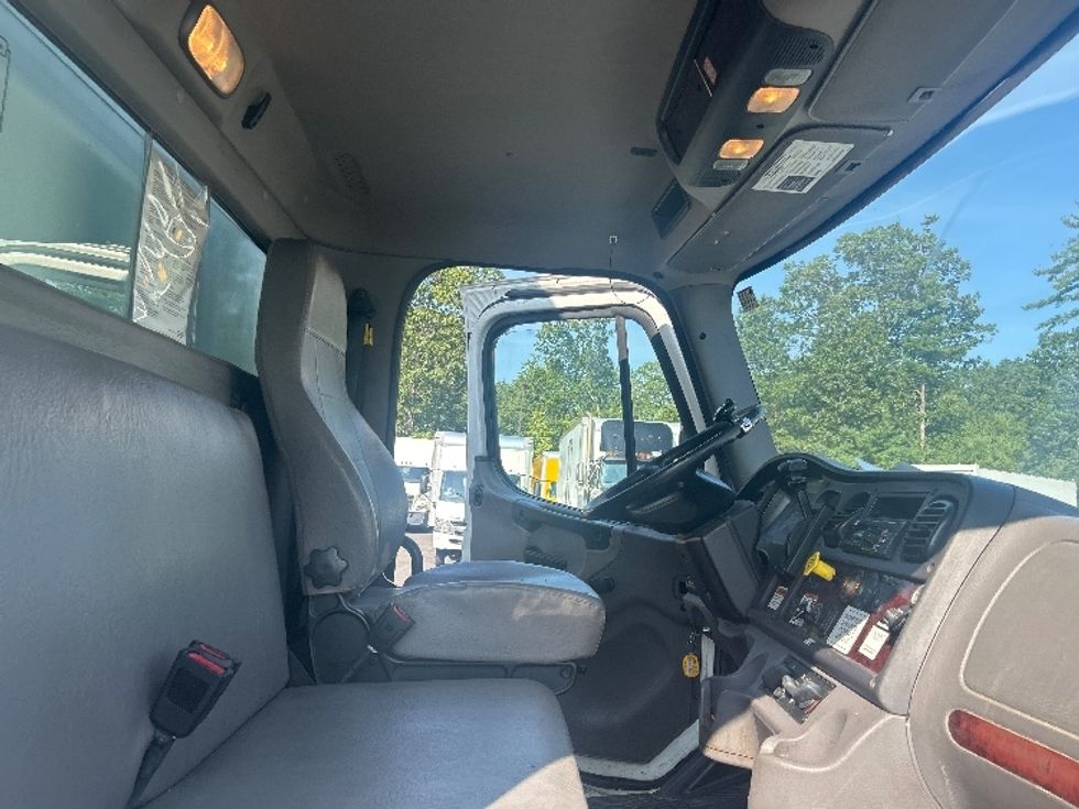 Medium Duty Box Truck-Light and Medium Duty Trucks-Freightliner-2019-M2-Londonderry-NH-202,143\n\t\tmiles-$ 42,750 - Image 22