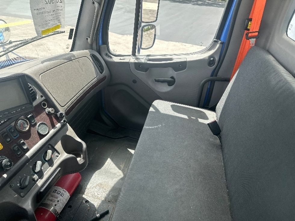 Medium Duty Box Truck-Light and Medium Duty Trucks-Freightliner-2019-M2-Medley-FL-204,642\n\t\tmiles-$ 51,500 - Image 17