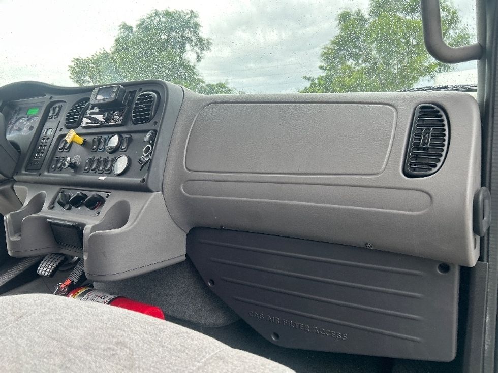 Medium Duty Box Truck-Light and Medium Duty Trucks-Freightliner-2019-M2-Medley-FL-55,750\n\t\tmiles-$ 73,250 - Image 21