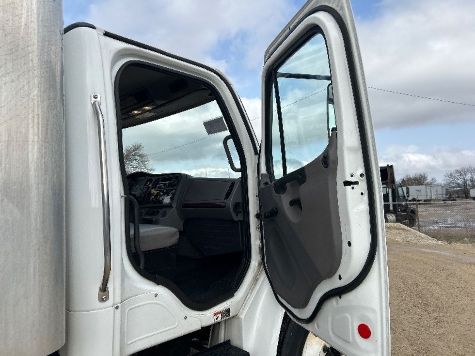 Medium Duty Box Truck-Light and Medium Duty Trucks-Freightliner-2019-M2-Milwaukee-WI-253,850\n\t\tmiles-$ 33,500 - Image 20