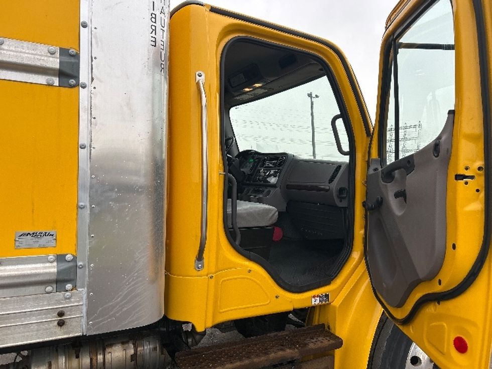 Medium Duty Box Truck-Light and Medium Duty Trucks-Freightliner-2019-M2-Mississauga-ON-236,397\n\t\tkm-$ 67,250 - Image 20