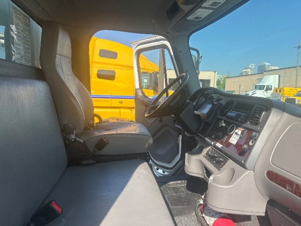 Medium Duty Box Truck-Light and Medium Duty Trucks-Freightliner-2019-M2-Mississauga-ON-249,774\n\t\tkm-$ 73,500 - Image 19