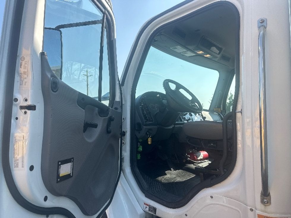 Medium Duty Box Truck-Light and Medium Duty Trucks-Freightliner-2019-M2-Mississauga-ON-249,774\n\t\tkm-$ 73,500 - Image 23
