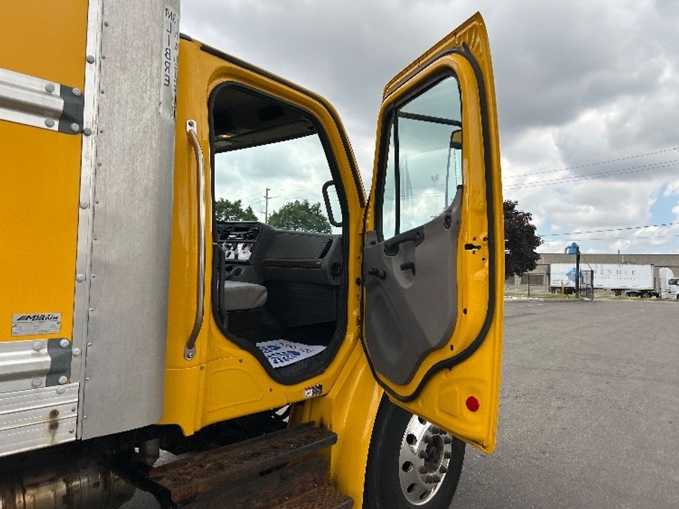 Medium Duty Box Truck-Light and Medium Duty Trucks-Freightliner-2019-M2-Mississauga-ON-252,621\n\t\tkm-$ 68,500 - Image 20