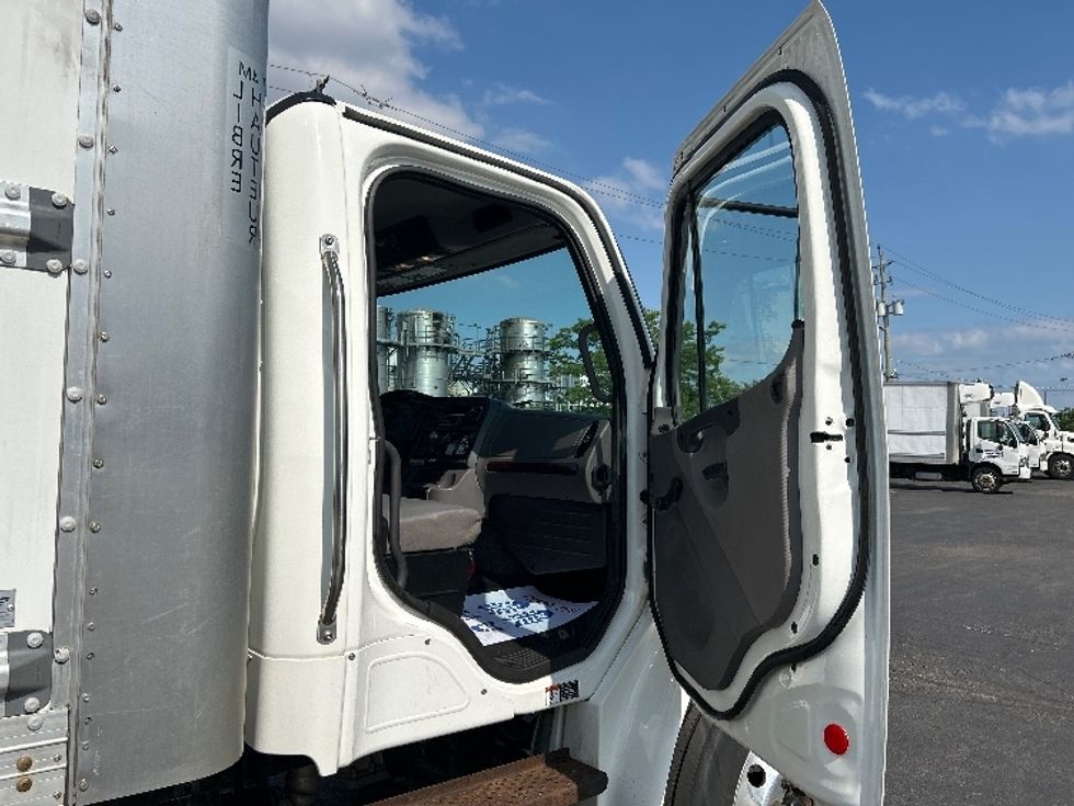 Medium Duty Box Truck-Light and Medium Duty Trucks-Freightliner-2019-M2-Mississauga-ON-261,218\n\t\tkm-$ 67,750 - Image 20