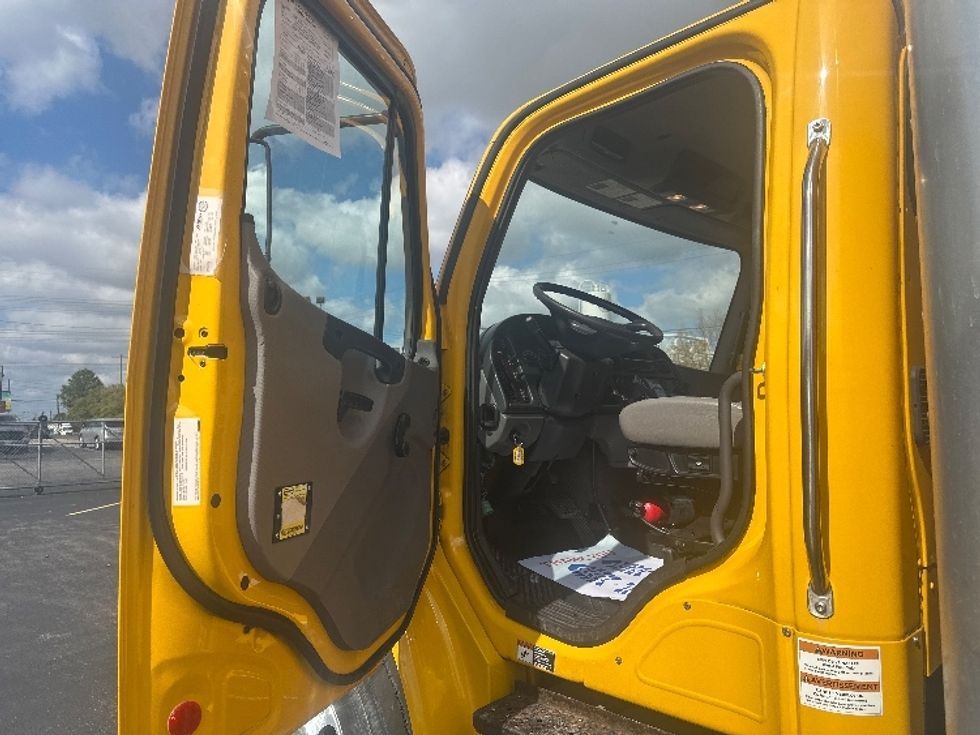 Medium Duty Box Truck-Light and Medium Duty Trucks-Freightliner-2019-M2-Mississauga-ON-261,424\n\t\tkm-$ 66,750 - Image 16