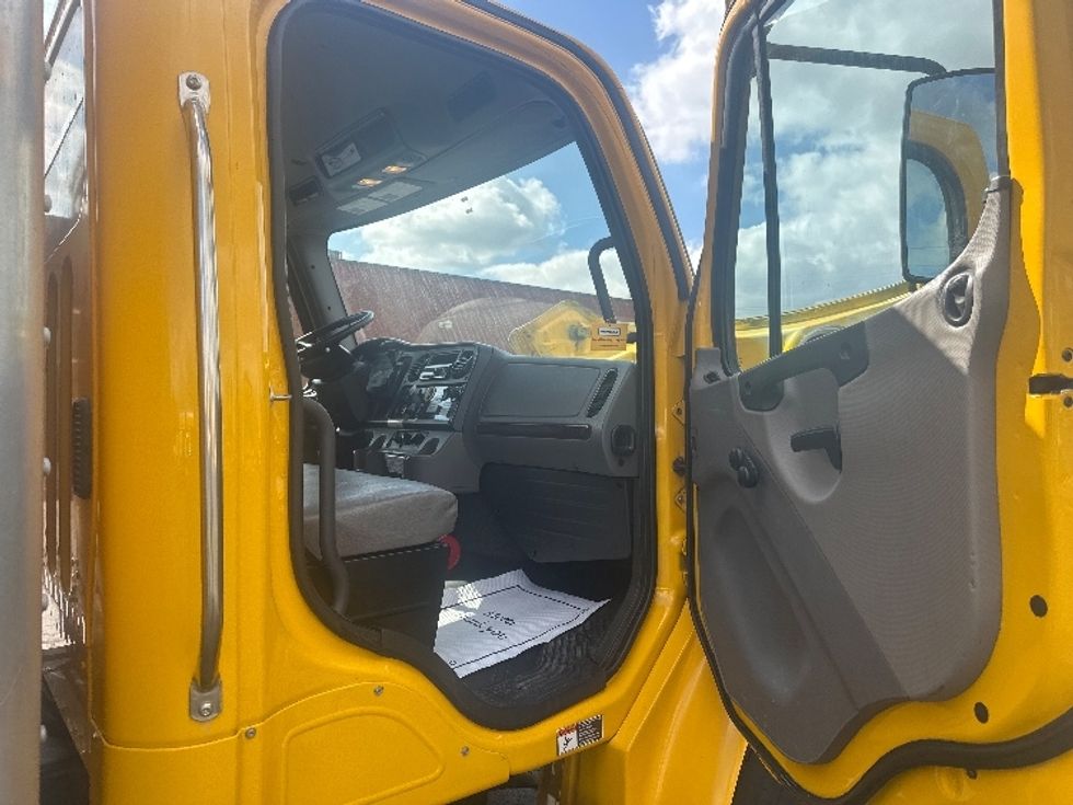 Medium Duty Box Truck-Light and Medium Duty Trucks-Freightliner-2019-M2-Mississauga-ON-261,424\n\t\tkm-$ 66,750 - Image 20