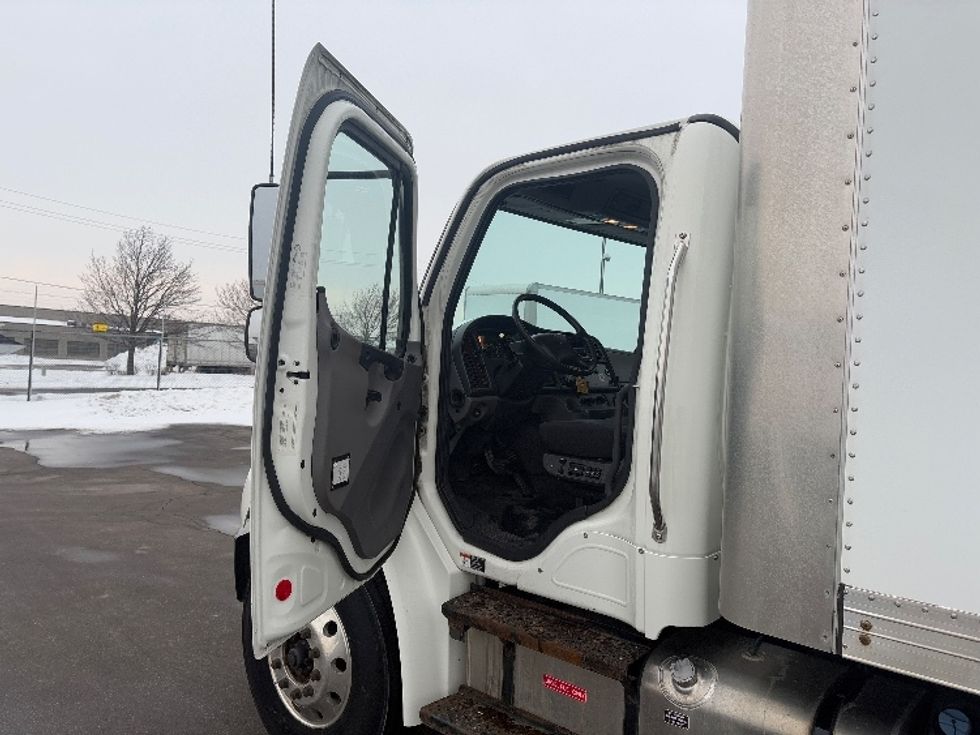 Medium Duty Box Truck-Light and Medium Duty Trucks-Freightliner-2019-M2-Mississauga-ON-302,045\n\t\tkm-$ 48,250 - Image 16