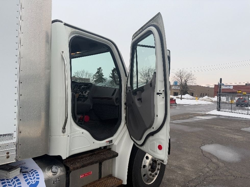 Medium Duty Box Truck-Light and Medium Duty Trucks-Freightliner-2019-M2-Mississauga-ON-302,045\n\t\tkm-$ 48,250 - Image 20