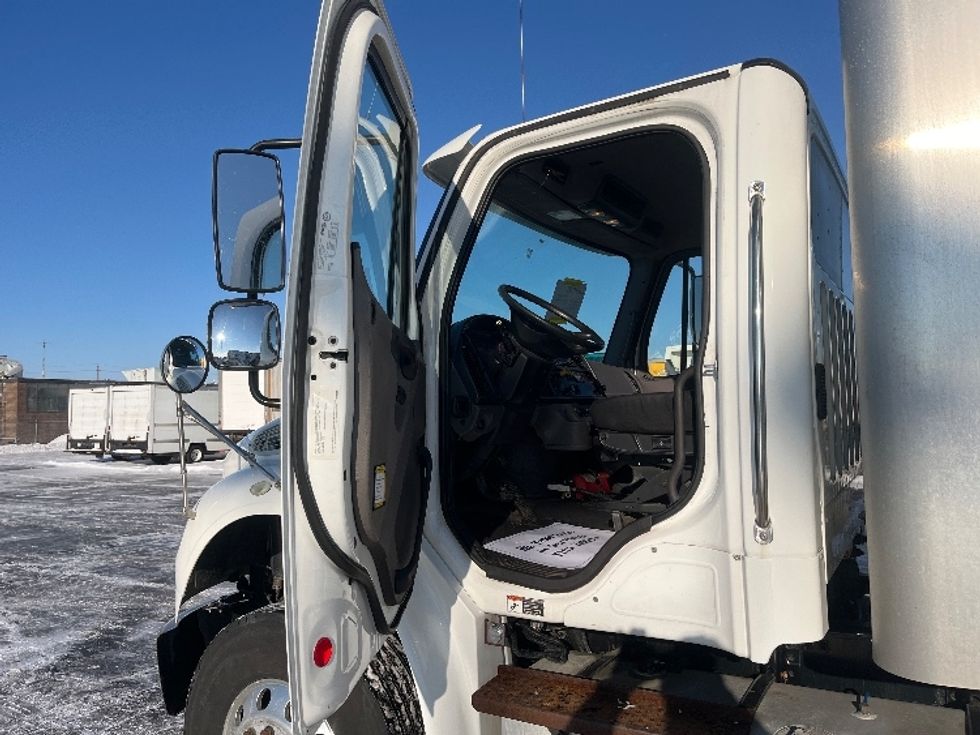 Medium Duty Box Truck-Light and Medium Duty Trucks-Freightliner-2019-M2-Mississauga-ON-318,200\n\t\tkm-$ 69,000 - Image 16