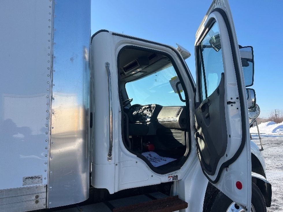 Medium Duty Box Truck-Light and Medium Duty Trucks-Freightliner-2019-M2-Mississauga-ON-318,200\n\t\tkm-$ 69,000 - Image 20