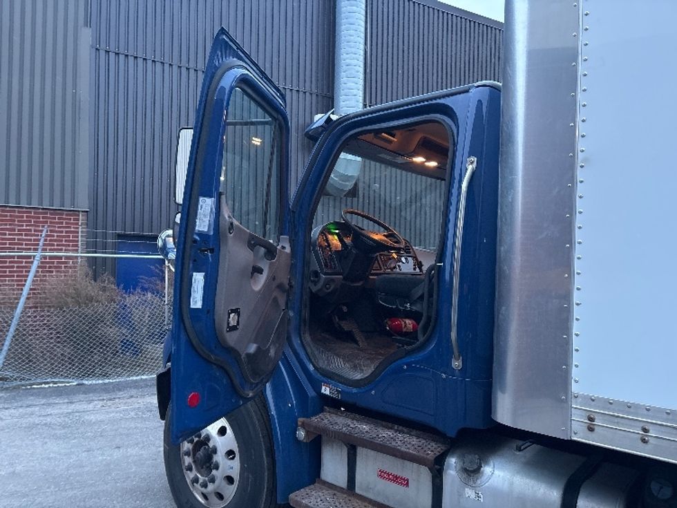 Medium Duty Box Truck-Light and Medium Duty Trucks-Freightliner-2019-M2-Mississauga-ON-360,399\n\t\tkm-$ 44,750 - Image 16