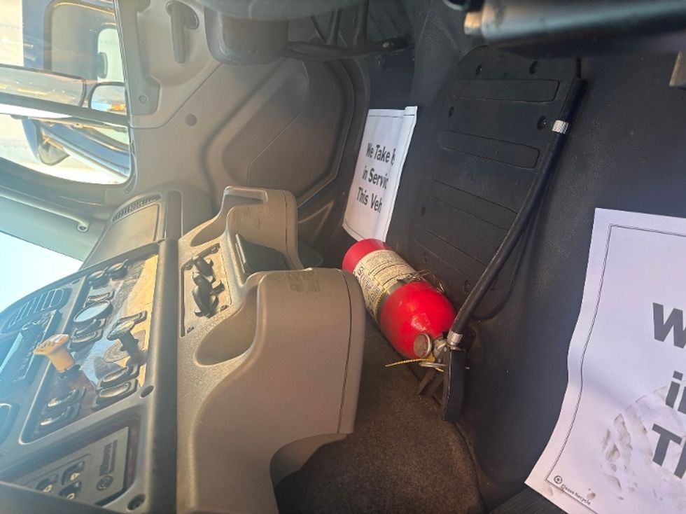 Medium Duty Box Truck-Light and Medium Duty Trucks-Freightliner-2019-M2-Mississauga-ON-371,594\n\t\tkm-$ 40,750 - Image 25