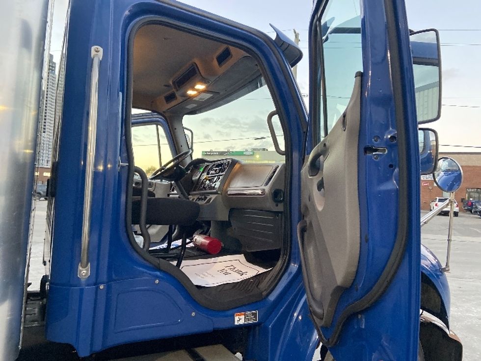 Medium Duty Box Truck-Light and Medium Duty Trucks-Freightliner-2019-M2-Mississauga-ON-375,647\n\t\tkm-$ 59,000 - Image 20