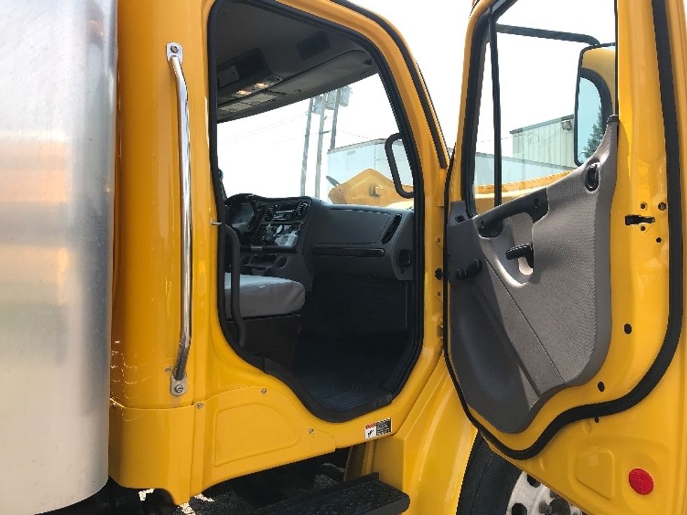 Medium Duty Box Truck-Light and Medium Duty Trucks-Freightliner-2019-M2-Moncton-NB-222,670\n\t\tkm-$ 67,750 - Image 19