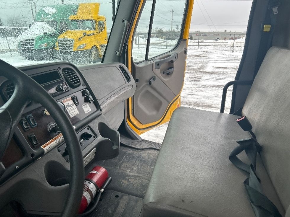 Medium Duty Box Truck-Light and Medium Duty Trucks-Freightliner-2019-M2-Moncton-NB-252,434\n\t\tkm-$ 66,250 - Image 19
