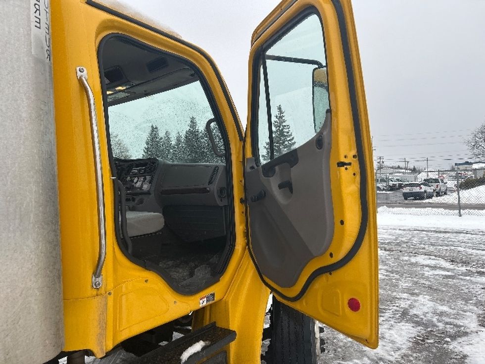 Medium Duty Box Truck-Light and Medium Duty Trucks-Freightliner-2019-M2-Moncton-NB-252,434\n\t\tkm-$ 66,250 - Image 20