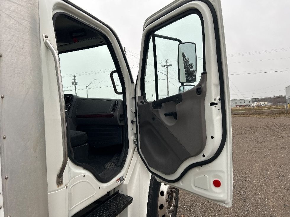 Medium Duty Box Truck-Light and Medium Duty Trucks-Freightliner-2019-M2-Moncton-NB-438,959\n\t\tkm-$ 47,250 - Image 19