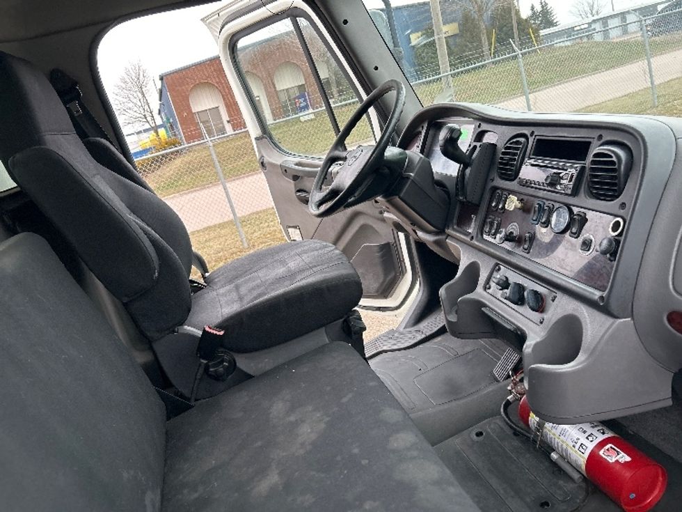 Medium Duty Box Truck-Light and Medium Duty Trucks-Freightliner-2019-M2-Moncton-NB-438,959\n\t\tkm-$ 47,250 - Image 21