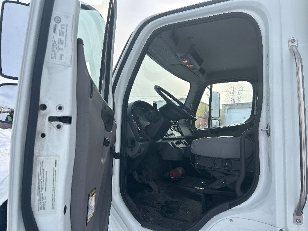 Medium Duty Box Truck-Light and Medium Duty Trucks-Freightliner-2019-M2-Montreal-PQ-419,195\n\t\tkm-$ 39,500 - Image 16
