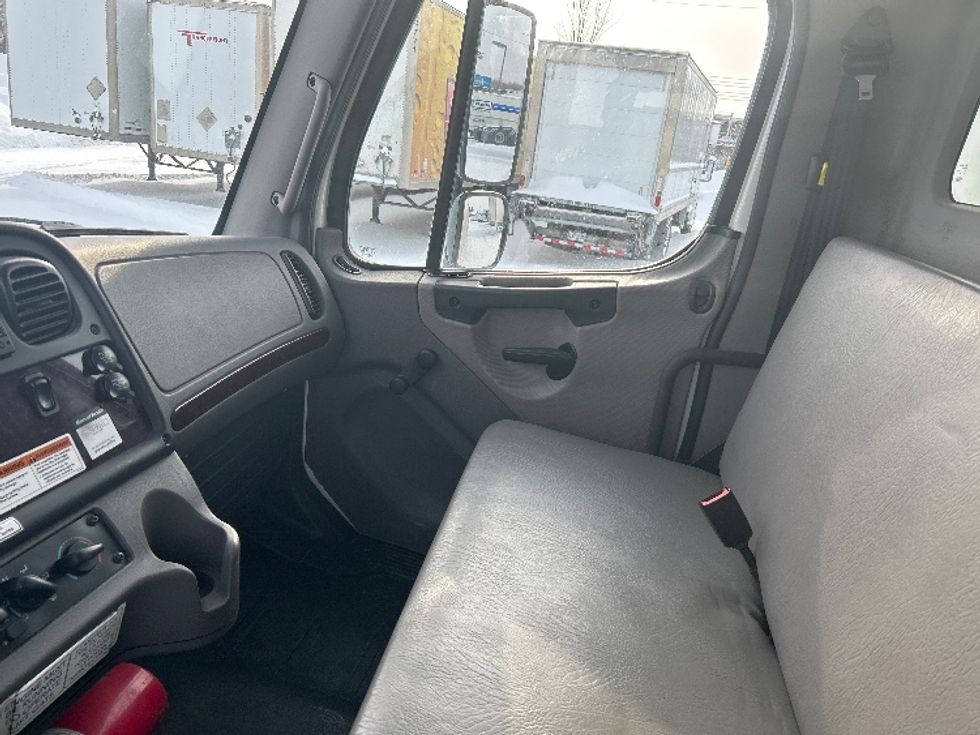 Medium Duty Box Truck-Light and Medium Duty Trucks-Freightliner-2019-M2-Montreal-PQ-419,195\n\t\tkm-$ 39,500 - Image 19