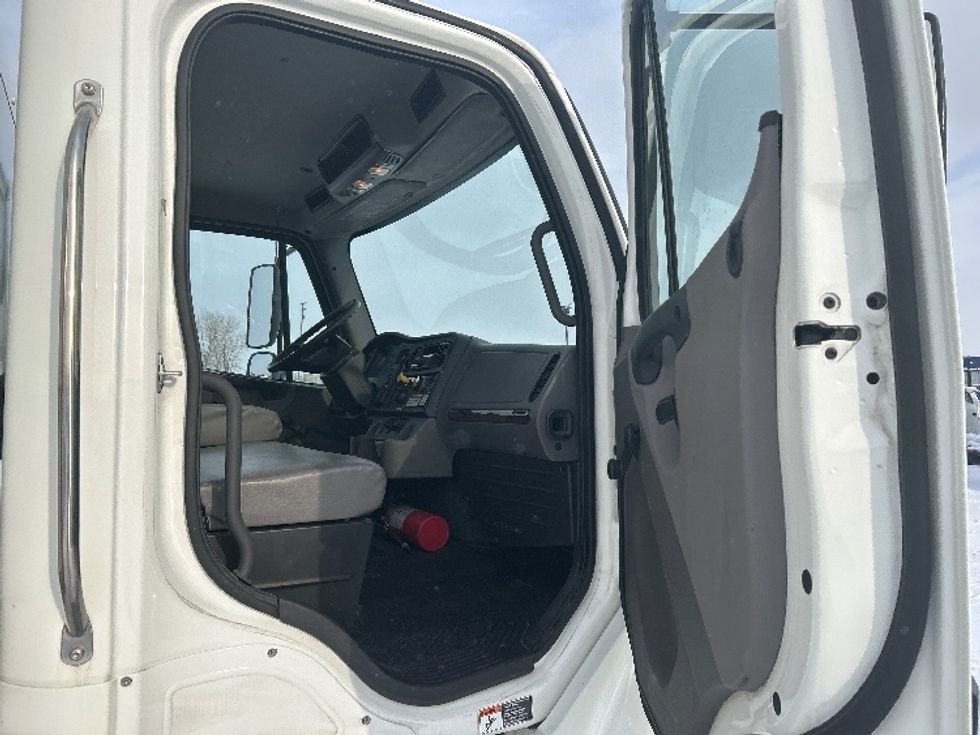 Medium Duty Box Truck-Light and Medium Duty Trucks-Freightliner-2019-M2-Montreal-PQ-419,195\n\t\tkm-$ 39,500 - Image 20