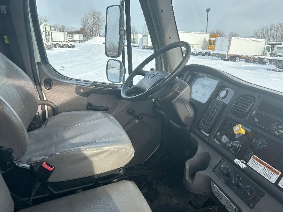 Medium Duty Box Truck-Light and Medium Duty Trucks-Freightliner-2019-M2-Montreal-PQ-419,195\n\t\tkm-$ 39,500 - Image 22