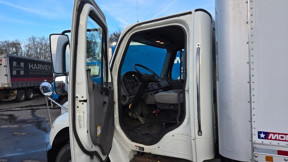 Medium Duty Box Truck-Light and Medium Duty Trucks-Freightliner-2019-M2-New Bedford-MA-196,642\n\t\tmiles-$ 38,500 - Image 16