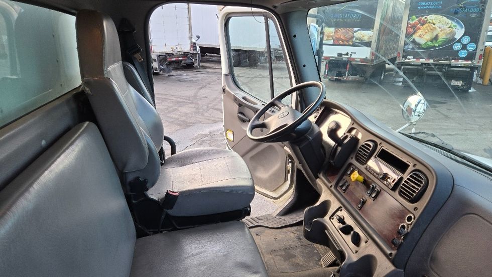 Medium Duty Box Truck-Light and Medium Duty Trucks-Freightliner-2019-M2-New Bedford-MA-196,642\n\t\tmiles-$ 38,500 - Image 22