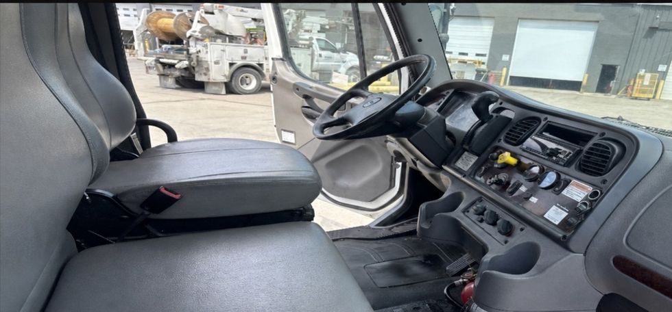Medium Duty Box Truck-Light and Medium Duty Trucks-Freightliner-2019-M2-Newark-OH-184,758\n\t\tmiles-$ 46,250 - Image 22