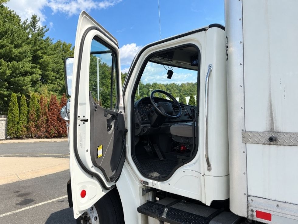 Medium Duty Box Truck-Light and Medium Duty Trucks-Freightliner-2019-M2-North Bergen-NJ-235,739\n\t\tmiles-$ 43,500 - Image 16
