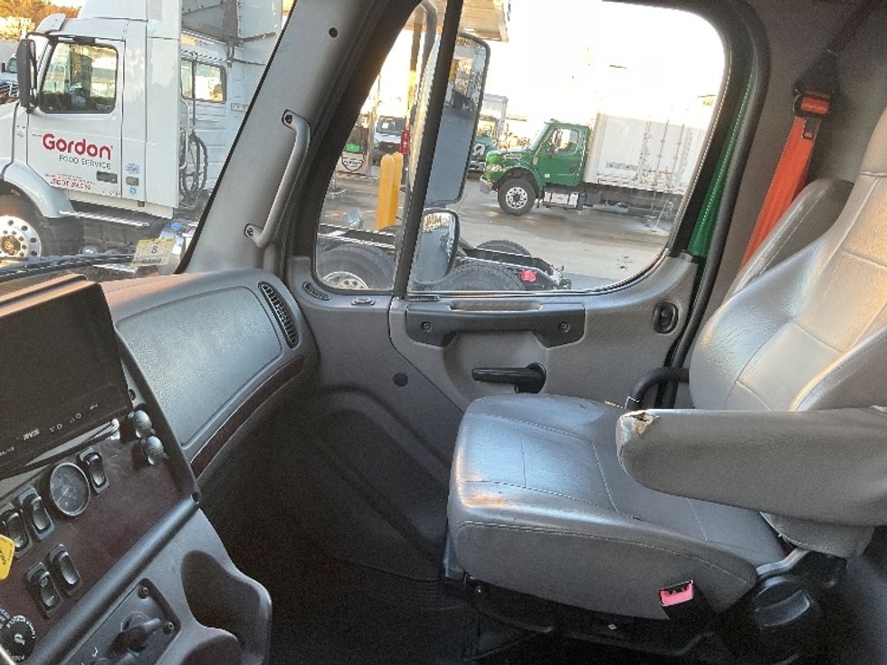 Medium Duty Box Truck-Light and Medium Duty Trucks-Freightliner-2019-M2-Norton-MA-154,127\n\t\tmiles-$ 57,000 - Image 18
