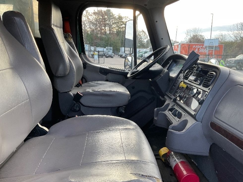 Medium Duty Box Truck-Light and Medium Duty Trucks-Freightliner-2019-M2-Norton-MA-154,320\n\t\tmiles-$ 57,000 - Image 22