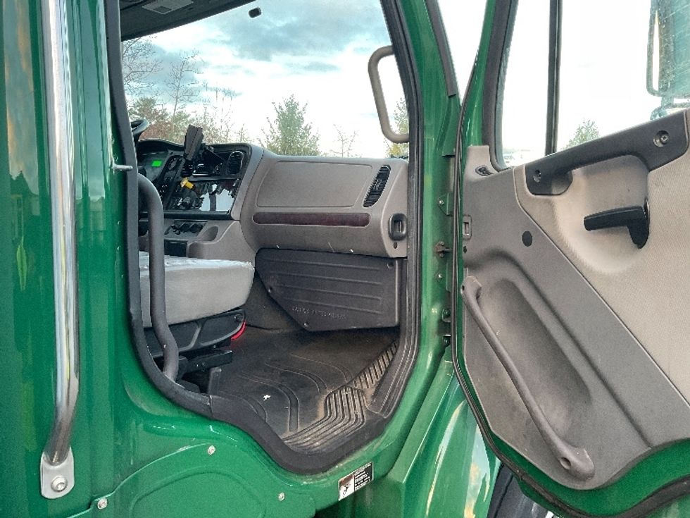 Medium Duty Box Truck-Light and Medium Duty Trucks-Freightliner-2019-M2-Norton-MA-154,618\n\t\tmiles-$ 57,000 - Image 19