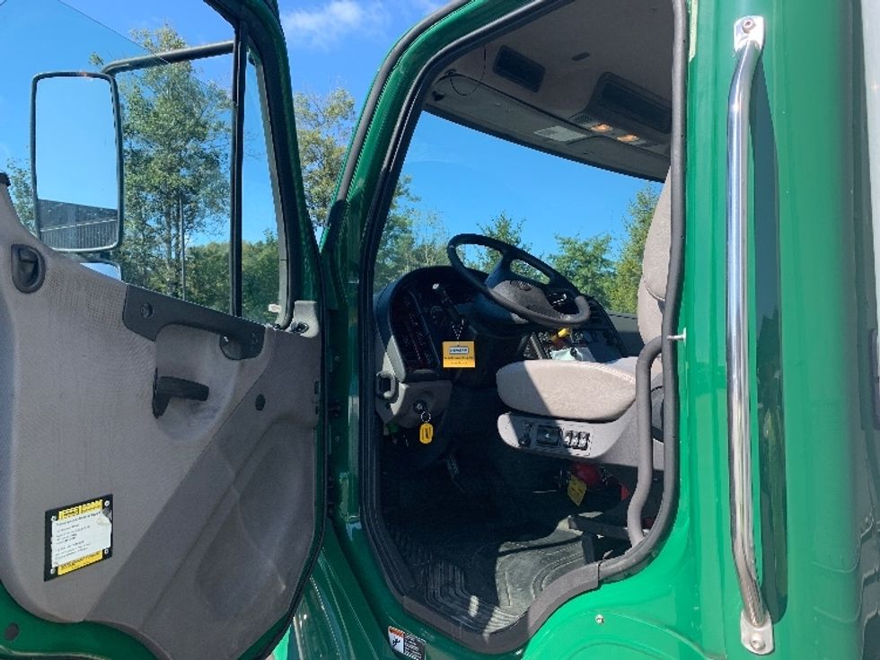 Medium Duty Box Truck-Light and Medium Duty Trucks-Freightliner-2019-M2-Norton-MA-173,165\n\t\tmiles-$ 30,750 - Image 16