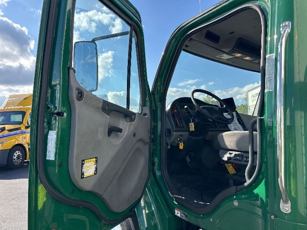 Medium Duty Box Truck-Light and Medium Duty Trucks-Freightliner-2019-M2-Norton-MA-174,775\n\t\tmiles-$ 30,500 - Image 15