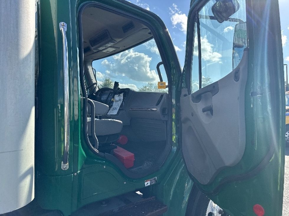 Medium Duty Box Truck-Light and Medium Duty Trucks-Freightliner-2019-M2-Norton-MA-174,775\n\t\tmiles-$ 30,500 - Image 19