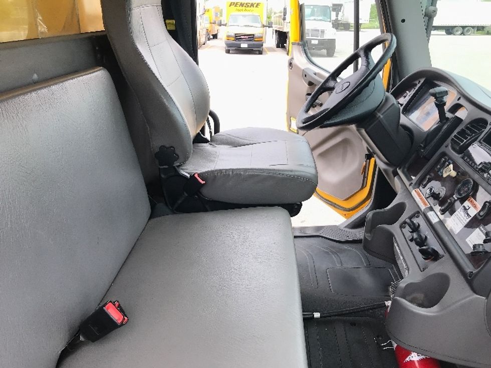 Medium Duty Box Truck-Light and Medium Duty Trucks-Freightliner-2019-M2-Oshawa-ON-232,143\n\t\tkm-$ 69,000 - Image 22