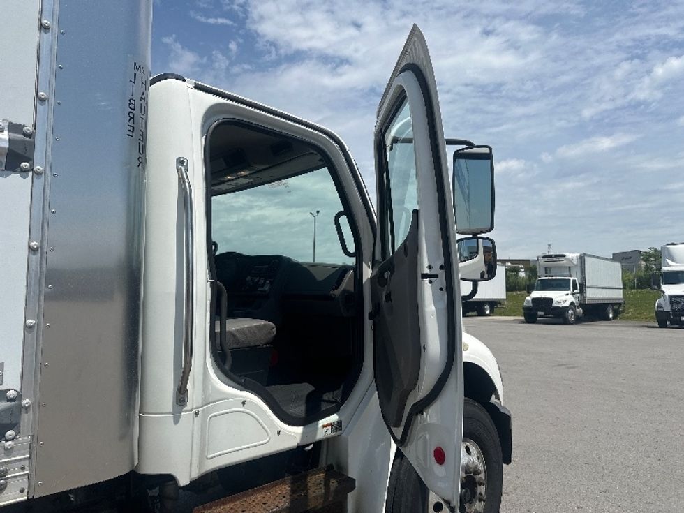 Medium Duty Box Truck-Light and Medium Duty Trucks-Freightliner-2019-M2-Oshawa-ON-277,445\n\t\tkm-$ 58,750 - Image 19