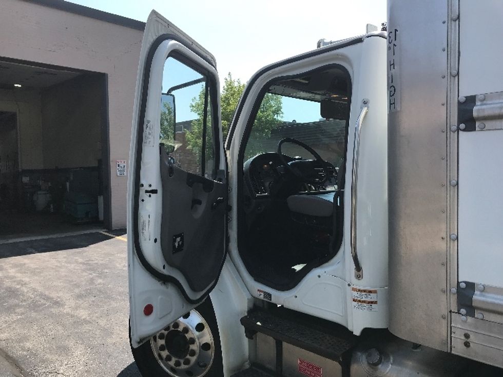 Medium Duty Box Truck-Light and Medium Duty Trucks-Freightliner-2019-M2-Oshawa-ON-356,117\n\t\tkm-$ 56,000 - Image 16