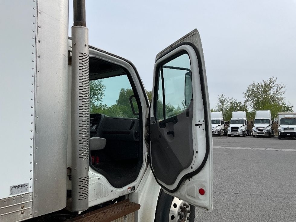 Medium Duty Box Truck-Light and Medium Duty Trucks-Freightliner-2019-M2-Ottawa-ON-255,095\n\t\tkm-$ 63,250 - Image 19