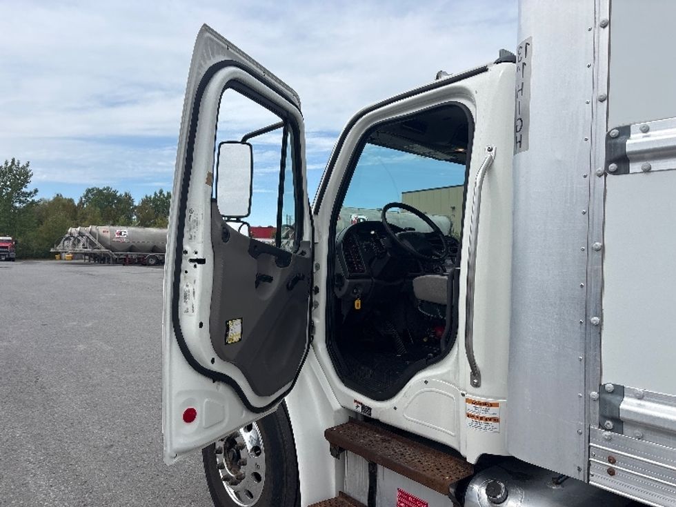 Medium Duty Box Truck-Light and Medium Duty Trucks-Freightliner-2019-M2-Ottawa-ON-310,266\n\t\tkm-$ 61,750 - Image 16
