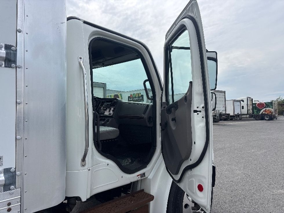 Medium Duty Box Truck-Light and Medium Duty Trucks-Freightliner-2019-M2-Ottawa-ON-310,266\n\t\tkm-$ 61,750 - Image 20